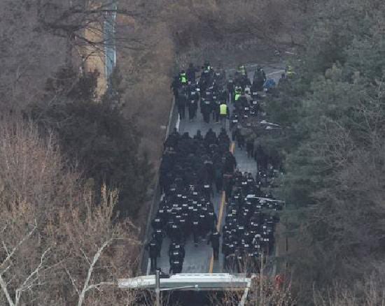 Güney Kore Polisi Eski Başkan Yoon'un Konutuna Girdi