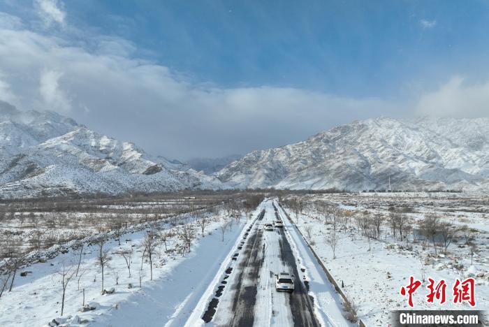 Son günlerde Ningxia'da Kar Yağışıyla Oluşan Muhteşem Kış Manzarası