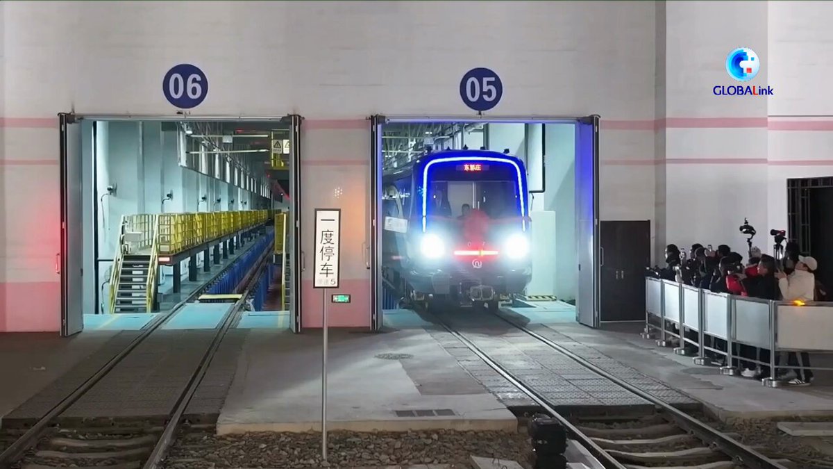 Doğu Çin'in Qingdao şehrinde Karbon Elyaf Metro Treni Hizmete Girdi