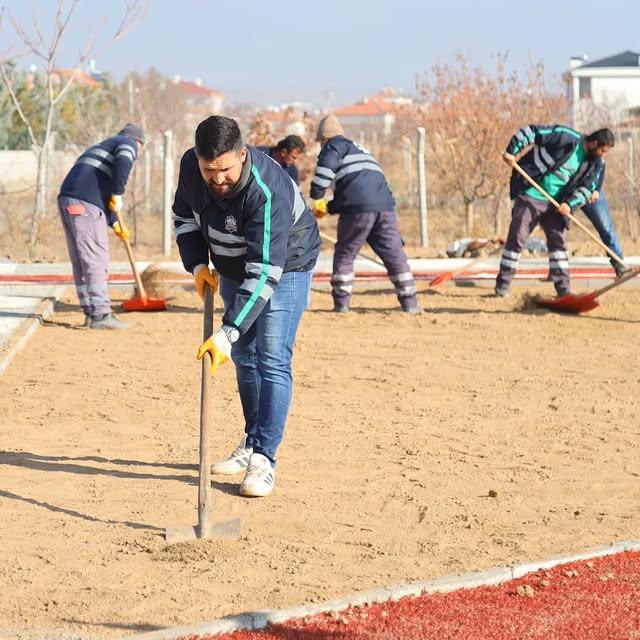 Çiftlik Mahallesi'nde Park Yenileme Çalışmaları Devam Ediyor