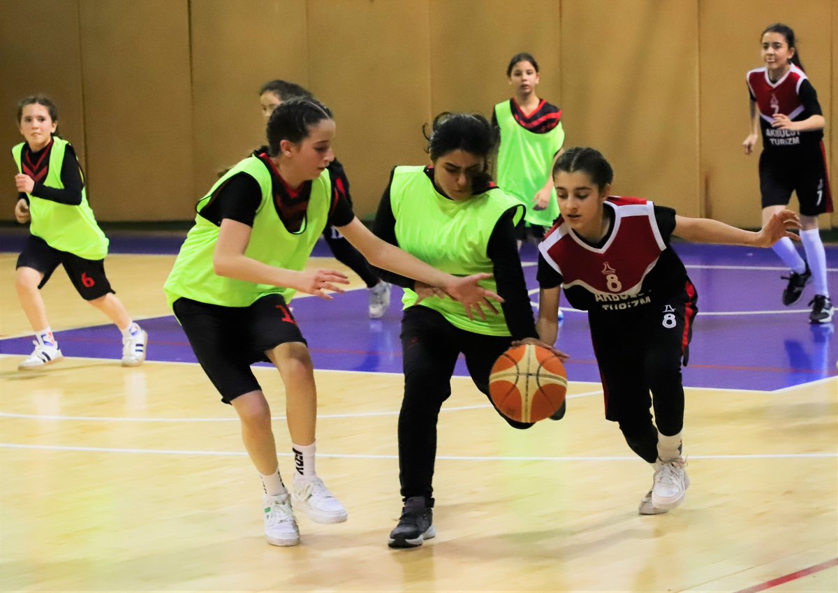 Atatürk Spor Salonunda Okul Sporları Finali: Kamber Zeynep Demir Ortaokulu Şampiyon Oldu