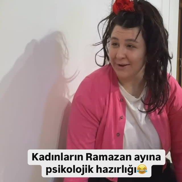 Yasemin Sakallıoğlu: Komedi ve Etkiyle İzleyicileri Güldürüyor