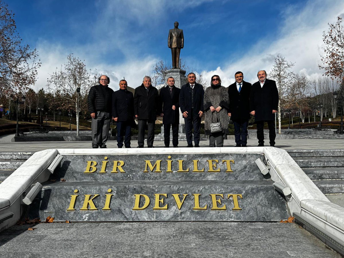 Azerbaycan Kültür Bakanı Yardımcısı Ankara'da Haydar Aliyev Anıtını Ziyaret Etti