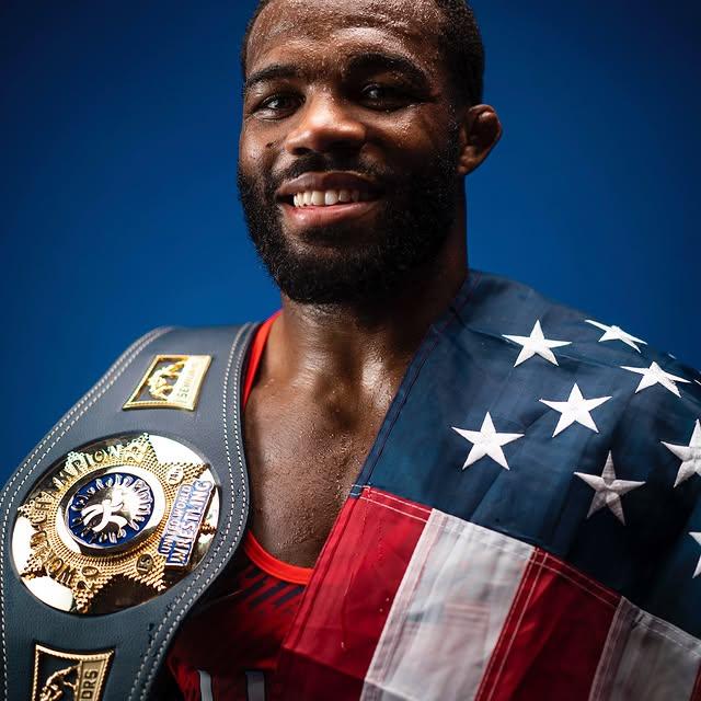 Jordan Burroughs'tan Çiftler Günü Kutlaması: Tüm Gün Çiftler!