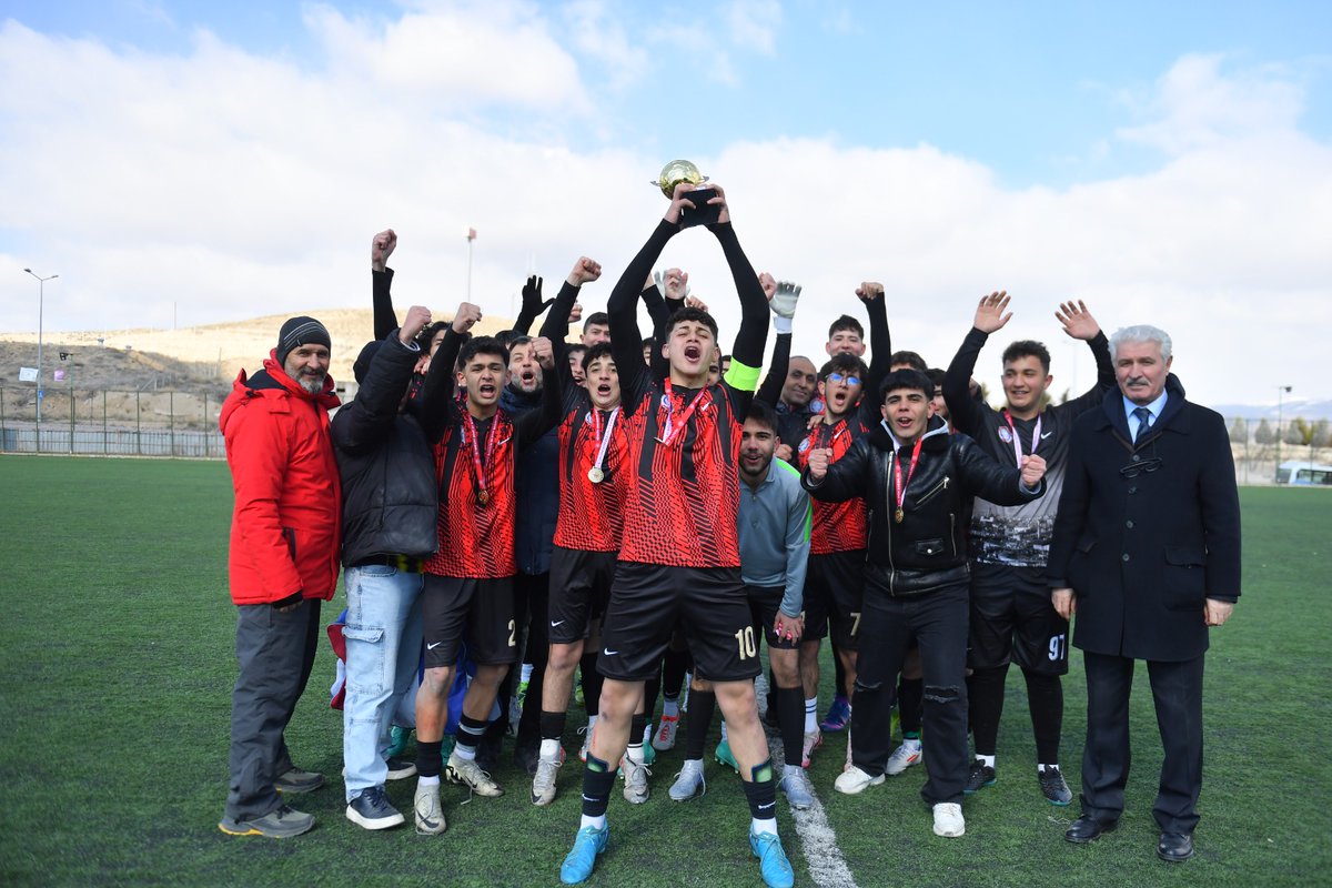 Kırşehir'de Liselerarası Futbol Finali: Hacı Fatma Erdemir Anadolu Lisesi Şampiyon!