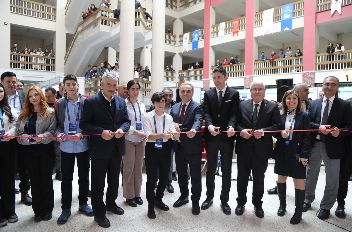 Erciyes Üniversitesi'nde Lise Öğrencilerinin Araştırma Projeleri Sergisi Açıldı