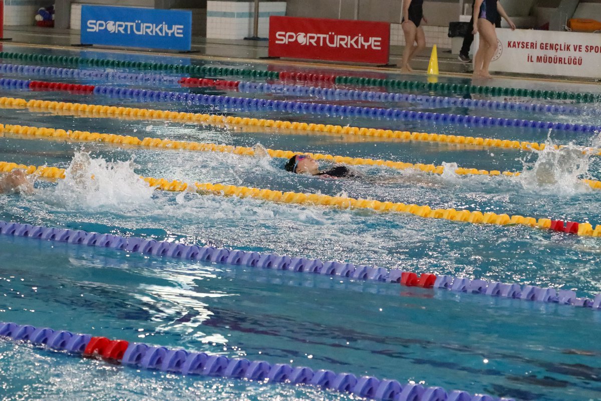 Öğrencilerin Başarıya Adım Attığı: Kayseri'de Spor Yönetiminden Okul Sporları Yüzme Küçükler İl Birinciliği Başladı