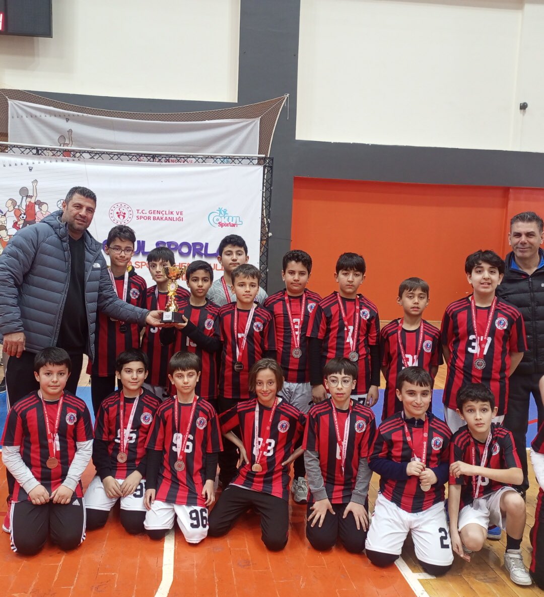 Kırşehir'de Küçükler Hentbol Müsabakaları Sonuçlandı: Başarılı Sporcular Ödüllendirildi