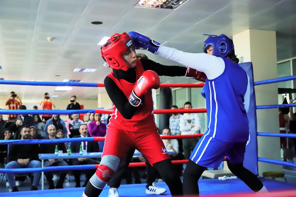 Okul Sporları Aksaray Boks Meclisi'nde Canlı: Genç Kılıçlar Birincilik İl Müdürlüğü'nün Tebriklerini Alma Eşliğinde