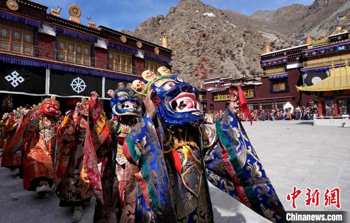 Tibet Yeni Yılı Öncesi Tsurphu Manastırında Canlı Cham Dansı