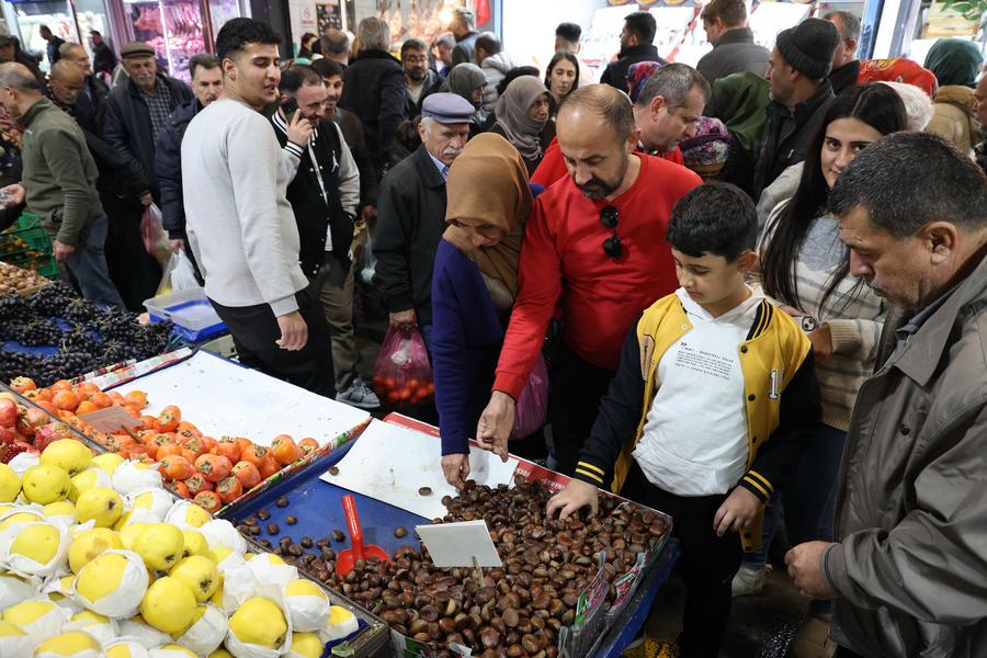 İskenderiye'de Ramazan'a Doğru Yiyecek Fiyatlarıyla Mücadele: Türkler Nasıl Başa Çıkıyor