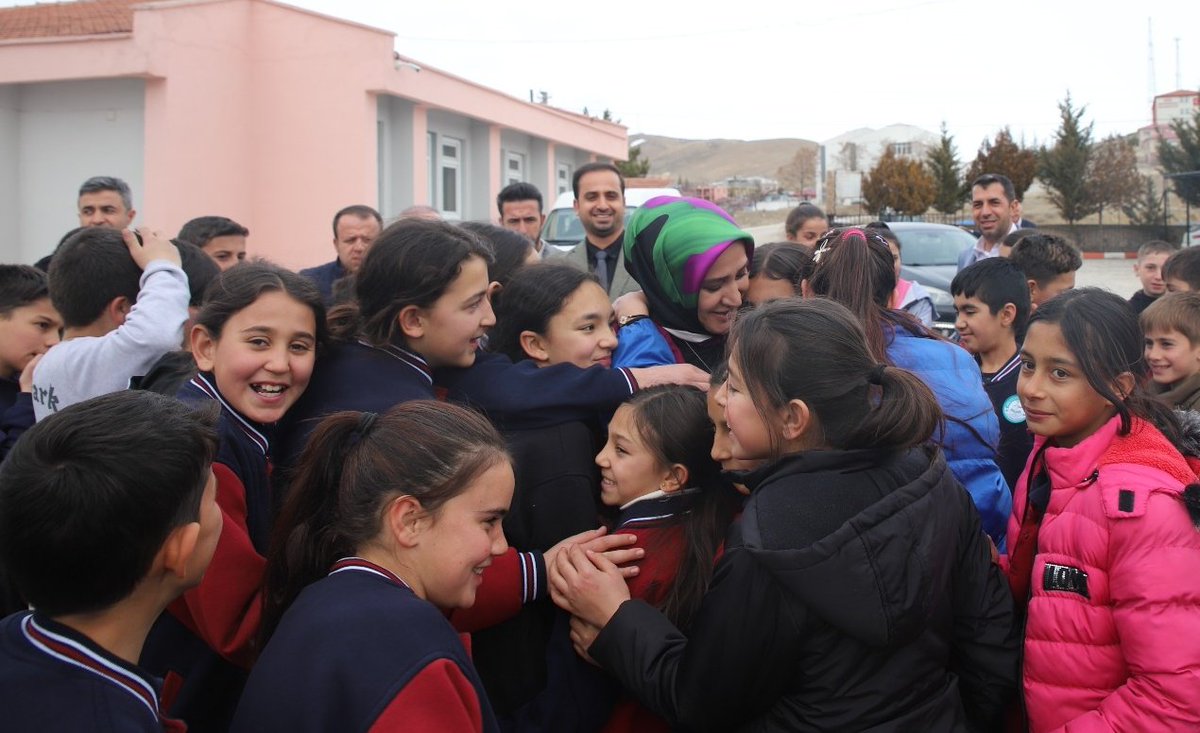 Elif Özbek, Niğde'nin Akif Ersoy Yatılı Bölge Ortaokulunu Ziyaret Etti