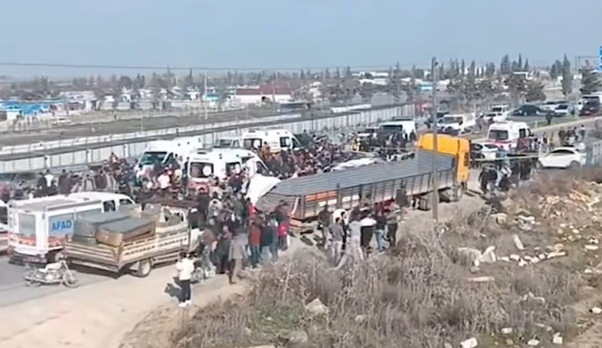 Hatay'da İşçi Servisi TIR'e Çarpması Sonucu Meydana Gelen Trafik Kazasında 5 Kişi Hayatını Kaybetti