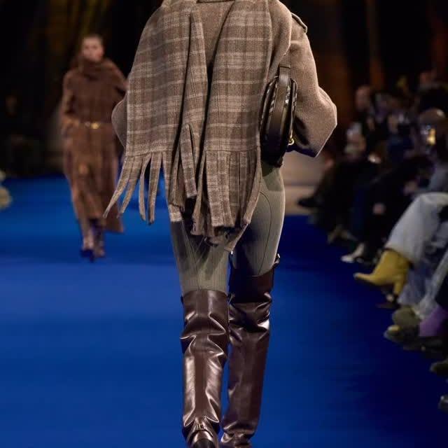 Burberry'nin Yaz 2025 Koleksiyonu: Geçmişten Geleceğe