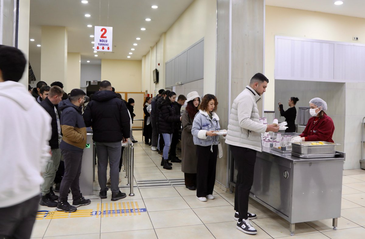 Erciyes Üniversitesi Rektörü Fatih Altun, Öğrencilere Iftar Davası Yaptı