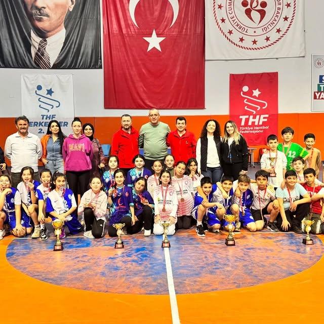 Niğde'de Okul Sporları Badminton İl Elemeleri Tamamlandı