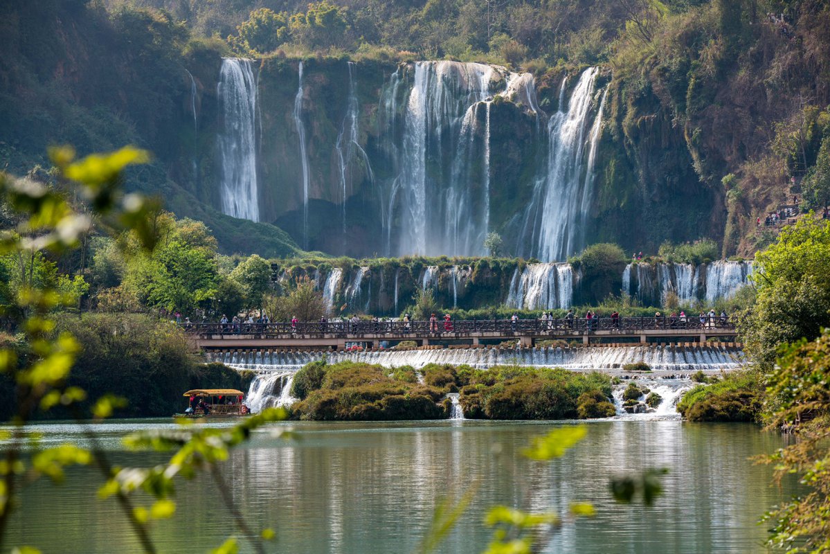 Jiulong Şelalesi, Yunnan'da Bahar Mevsiminde Ziyaretçilerini Büyüledi