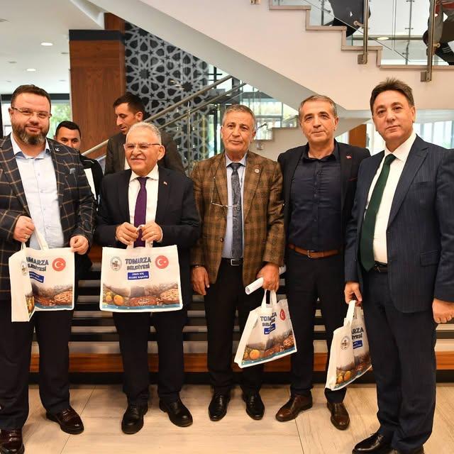 Kayseri Büyükşehir Belediyesi Mart Ayı Meclis Toplantısı'nda Kabak Çekirdeği Dağıtıldı