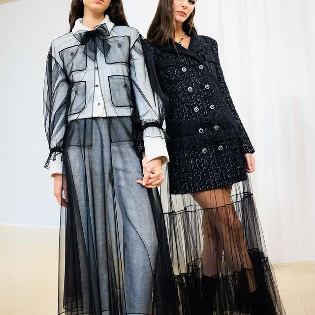 Chanel Resmi Gün: Oversized İnci ve Tweed'ler Paris Moda Haftası'nın Son Gününü Süsledi