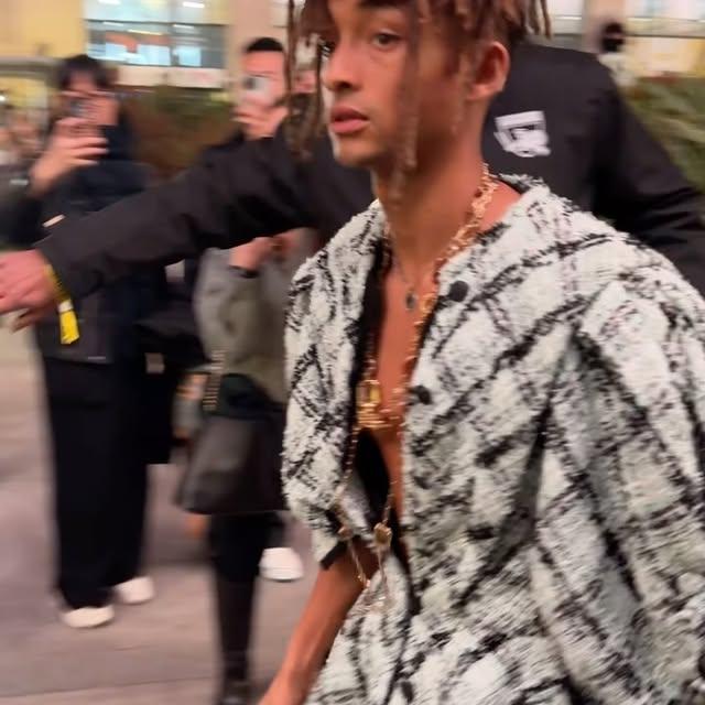 Jaden Smith, Moda Haftasında Denim ve Joyeriyle Büyüledi