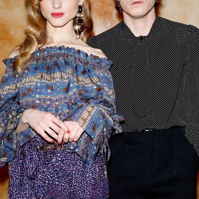 Charlie Heaton ve Natalia Dyer, Paris Moda Haftası'nda YSL'nin Tersine Dönüşünü Sergiledi