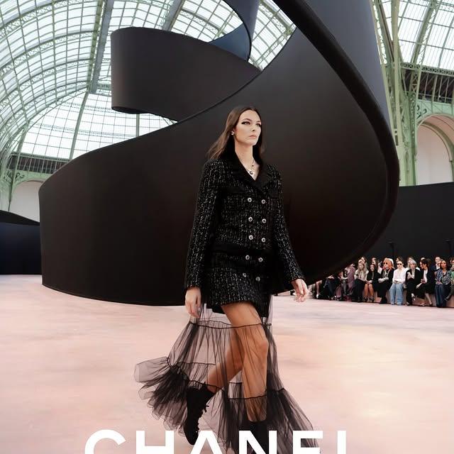 Chanel, 2025-26 Sonbahar/Kış Hazır Giyim Koleksiyonunu Paris'teki Grand Palais'te Tanıtıyor