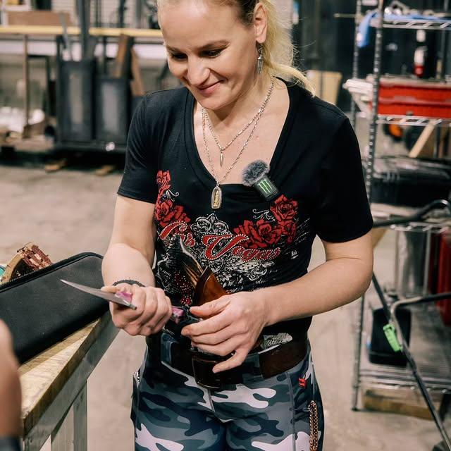 Ukraynalı Bıçak Ustası Valentina Shevchenko, Forge'da Çalışmalarını Sürdürüyor