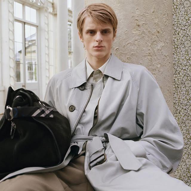 Burberry, Londra'da Yeni Koleksiyonuyla 