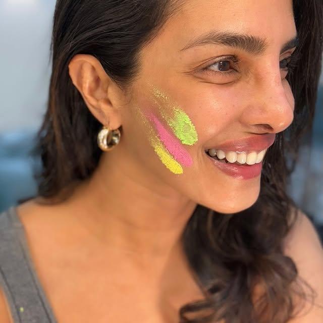 Priyanka Chopra Jonas, Hindistan'da Kutlanan Holi Bayramını Kutladı