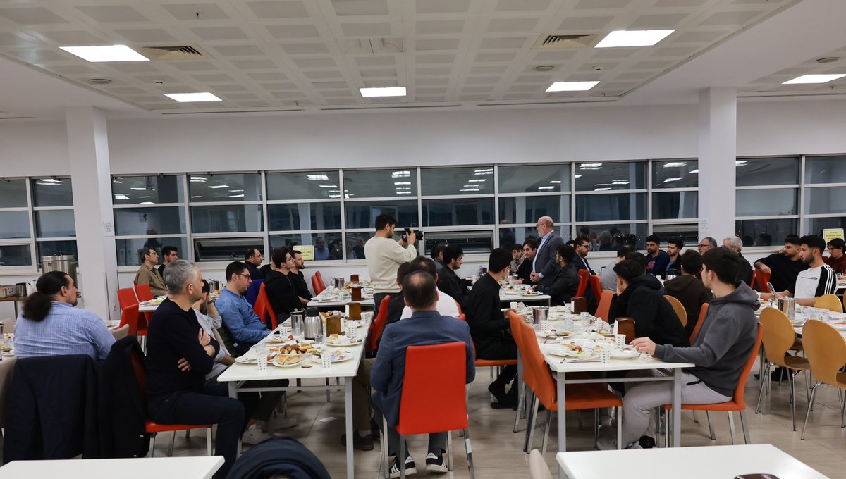 Kayseri Üniversitesi Rektörü, Öğrencilerle Sahur Yaptı