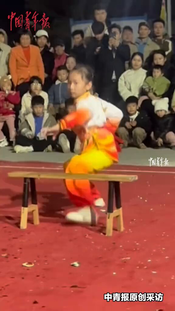 10 Yaşındaki Kızdan Muhteşem Bench Kung Fu Performansı