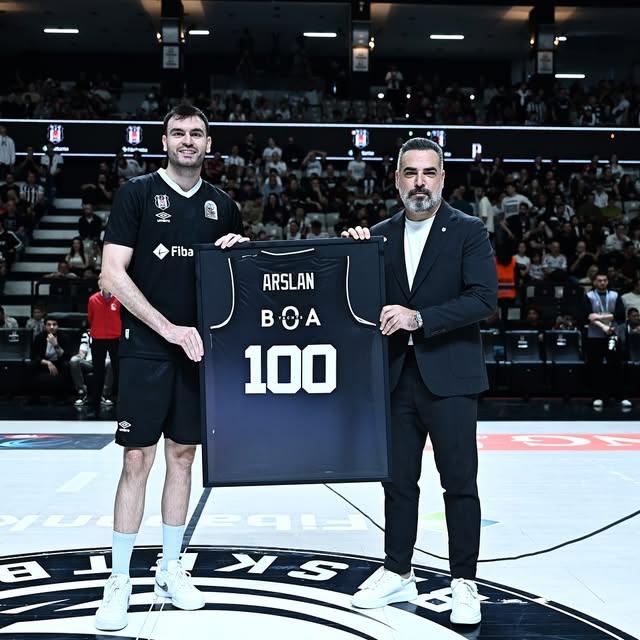 Beşiktaş Fibabanka Basketbol Takımı, Yiğit Arslan'ı 100 Maçına Veda Töreniyle Onurlandırdı