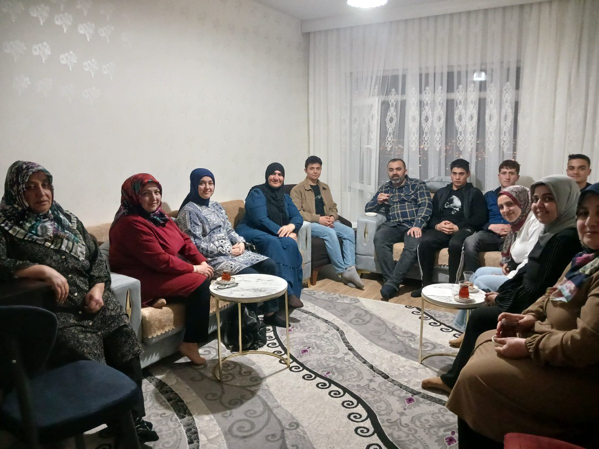 Ak Parti Aksaray Kadın Kolları, İftar Sonrası Çay Programıyla Yetim Ailelerle ve Üniversite Öğrencileriyle Buluştu