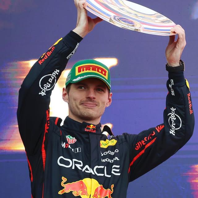 Verstappen, Zorlu Koşullarda Yarışı Başarıyla Yönetti