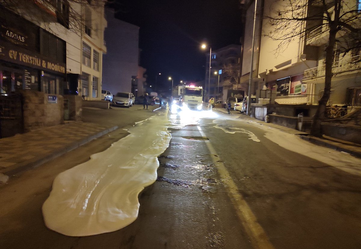 Develi'de Gece Boyu Cadde Temizliği Çalışması