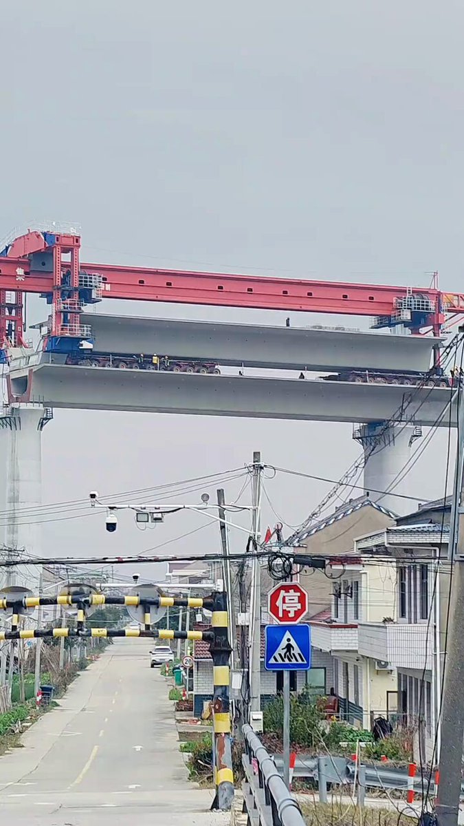 Çinli İşçiler Jiangsu'da Yüksek Hızlı Tren İnşaatına Devam Ediyor