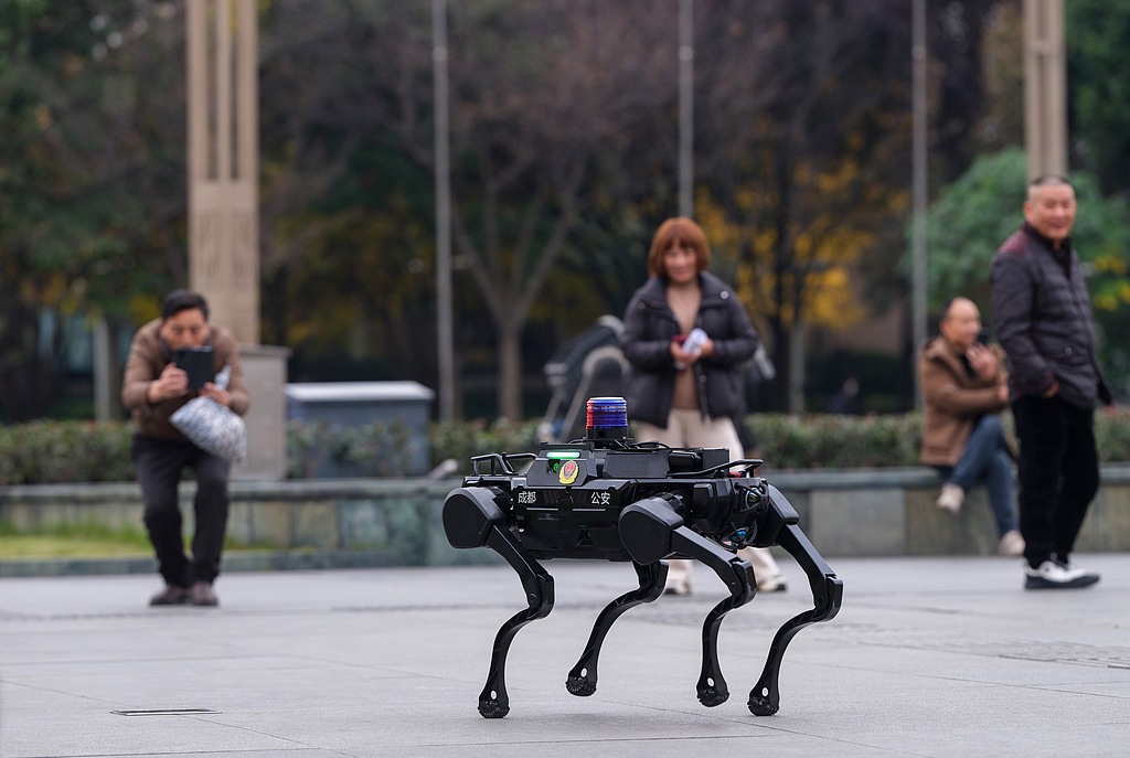 Çin'de Gelişen Yapay Zeka Teknolojileri: Robot Köpekler Kamuya Hâkim Olmaya Başladı