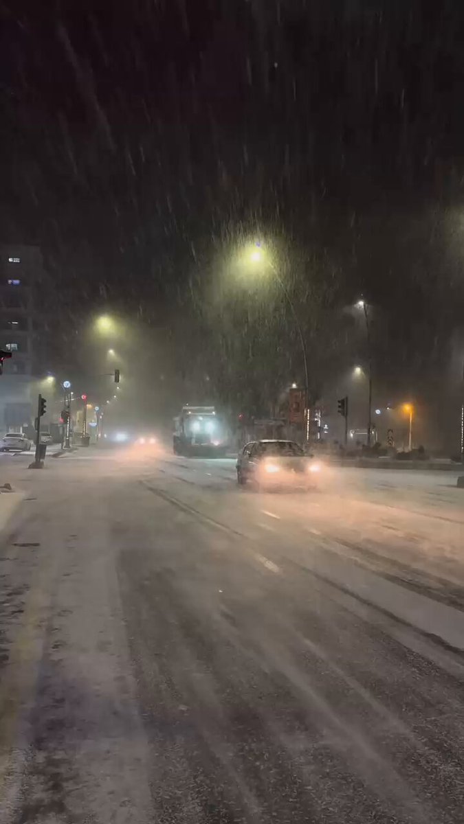 Niğde'de Kar Yağışı Trafiği Olumsuz Etkiliyor, Belediyesi Çalışmalarını Sürdürüyor