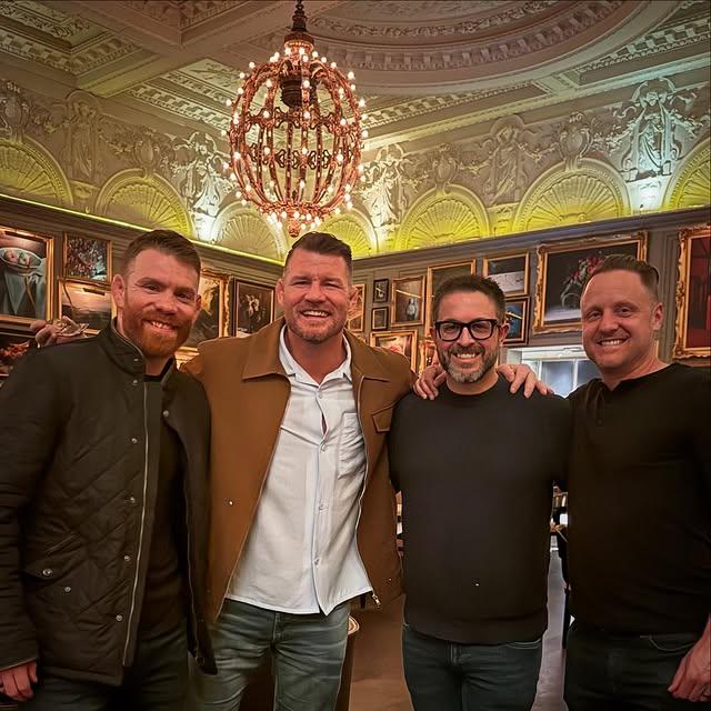 Eski UFC Şampiyonu Bisping, New York'ta Bir Grup Kişiyle Gezinti Yaptı