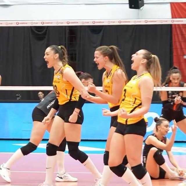 VakıfBank, Eczacıbaşı'nı Setlerde 3-0 Yendi