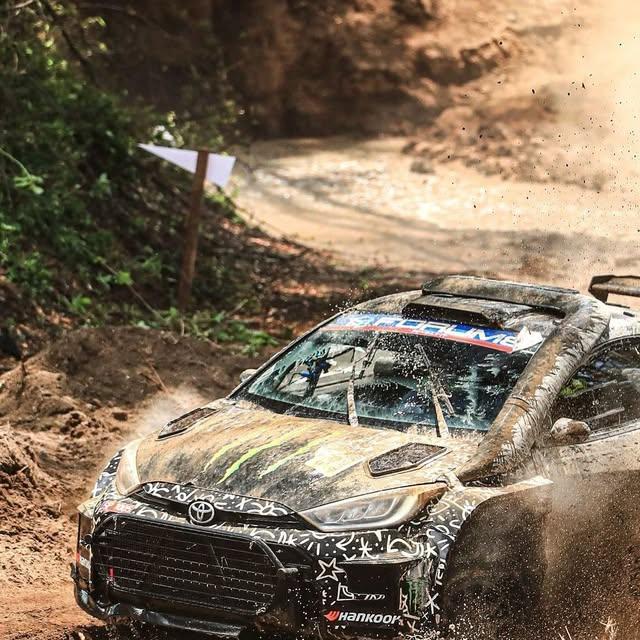 Oliver Solberg, Safari Rallisi Kenya'da Zorlu Koşullara Rağmen Başarılı Bir Gün Geçirdi